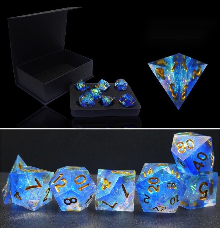 Blue and color strip resin characters play a multi -noodle dice set Dragon and Dungeon dnd dice